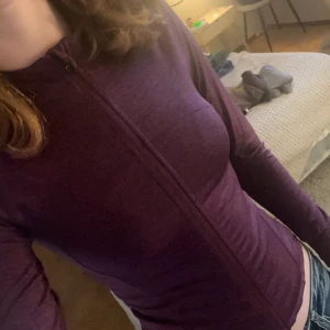 Lila ziptröja från SOC - Säljer en snygg lila långärmad ziptröja från SOC. Säljer då den längre inte passar mig🥰❤️Storleken är 134-140 men kan passa 144