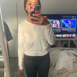Kofta/cardigan  - Jätte söta koftor/cardigan från H&M i vit och beige färg. Säljer båda för 150kr🤍🩷