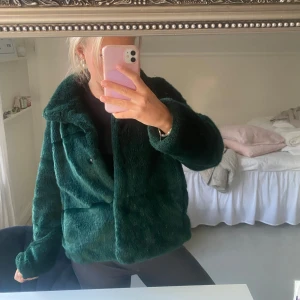 Grön pälsjacka - Säljer denna skitcoola gröna pälsjackan som är i mycket fint skick. Däremot går inte andra knappen att stänga, vilket jag tror går lösa på något sätt. 😊