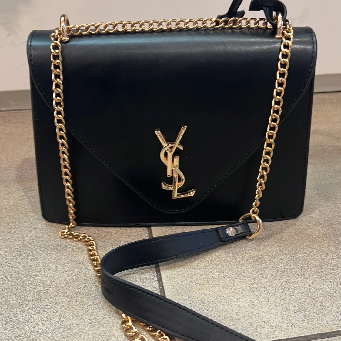 Brun quiltad axelväska med nitar - 1