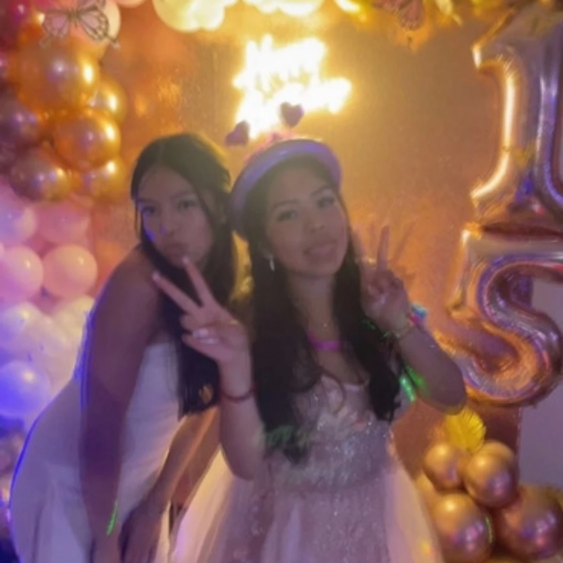 Rosa prinsessklänning med spetsdetaljer - 3