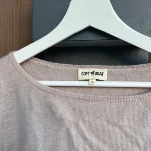 Beige kashmirtröja från Soft Goat - Supermjuk och lyxig beige kashmirtröja från Soft Goat. Tröjan har en lös passform, är vid i modellen och kortare ärmar och rund halsringning. Väl använd men inga märkbara skavanker. Köps på egen risk!!! ⚠️⚠️ 100 % Kaschmir 