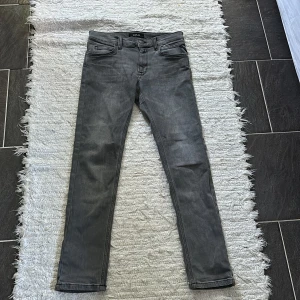 Gråa replay jeans slim fit - Gråa replay jeans som pass perfekt för hösten. Passar folk mellan 150-165