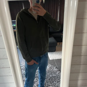 Polo ralph lauren tröja - Snygg polo tröja i olivgrön färg. Storlek s men passar medium. Perfekt till hösten. 