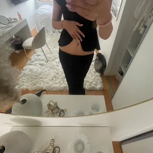 Svart lågmidjad kjol - Säljer en svart lågmidjad långkjol med tight passform. Kjolen har en klassisk look och är perfekta för dig som gillar en stilren och enkel vibe. Passar till många olika outfits och är riktig bekväm💓