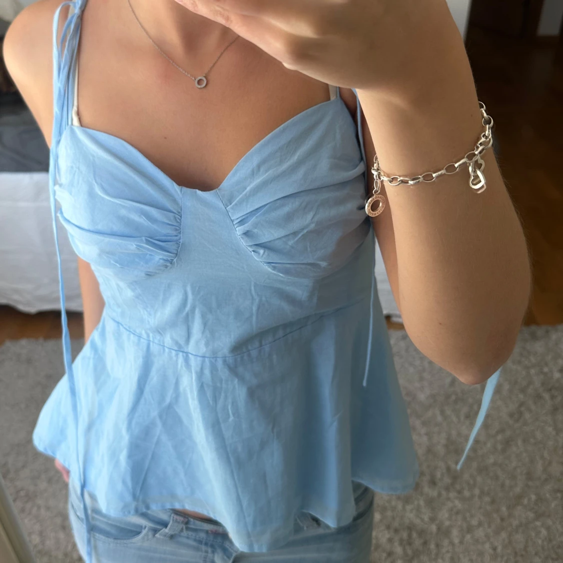 Ljusblå linnetopp med knytband