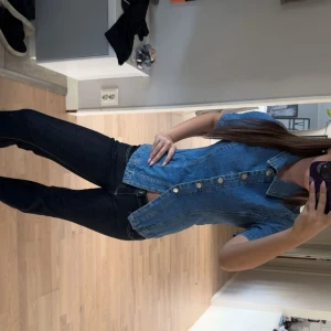 Jeansskjorta  - Jeans skjorta från Gina tricot. Använd ungefär 3 gånger. St S