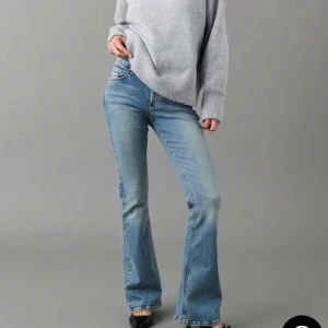 Blå lågmidjade bootcut jeans - Säljer dessa blå trendiga jeans med låg midja! Super fina nu till hösten. Endast använd ett fåtal gånger 