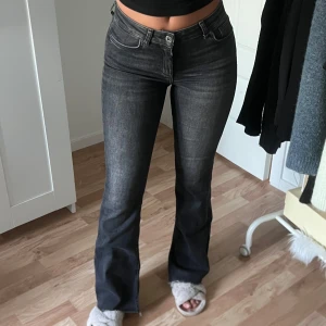 Only jeans  - Jeans köpta på Only, stretchiga och fina. Låg midjade och har slits innan för om jeansen. Använda ett fåtal gånger, kommer i mycket bra skick. 