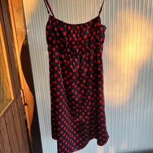 skitsnygg prickig klänning - jättesnygg klänning med röda prickar som jag tyvärr inte använt sä därav säljs😊 skriv privat för fler bilder mm