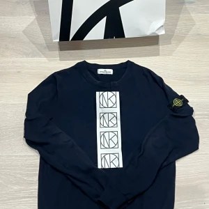 Svart Stone Island stickad tröja - Skön stone island tröja. Ny pris 1800, köpta på NK. Hör av er vid minsta fråga!