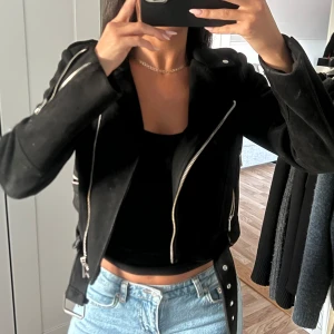 Svart mocka jacka Zara - Snygg svart bikerjacka i mocka med silvriga dragkedjor och bälte i midjan. Jackan är köpt på Zara, används ett fåtal gånger, kommer i mycket bra skick. 
