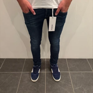 Dondup Jeans George  - Dondup Jeans George! Trendigaste jeansen på marknaden.  Skick= 9,5/10 Ny pris= 4000 kr Säljs för= 899 kr