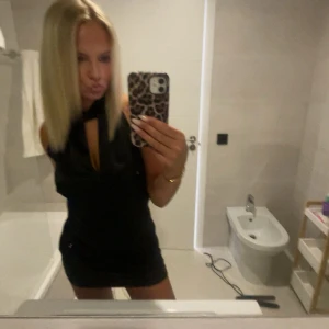 Zara blus - Superfin blus från Zara med urringning samt halterneck. Sparsamt använd!💃 Storlek XS men passar även S/M