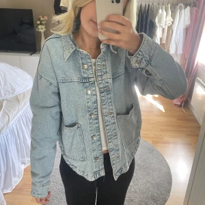Jeansjacka  - Super fin jeansjacka som ej har några defekter. Från Zara, normal i storlek 