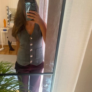 Grå väst från Zara med knappar - Snygg grå väst från Zara i ullmix med prislapp kvar!!!