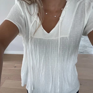 Vit blus  - Jättefin blus/topp med prickar. Säljer även samma i svart.