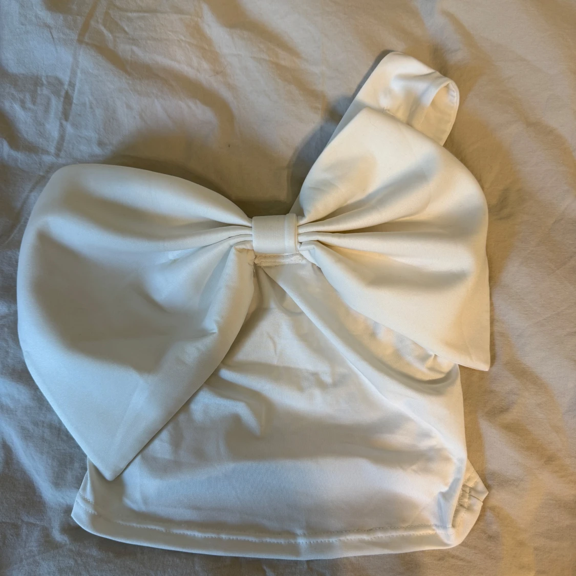 Vit axelbandslös topp med stor rosett - 1