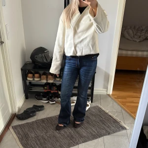 Beige omlottjacka från Gina Tricot - Använd en gång och är i storlek S. Perfekt att ha över ett linne inomhus eller som en tunnare jacka.