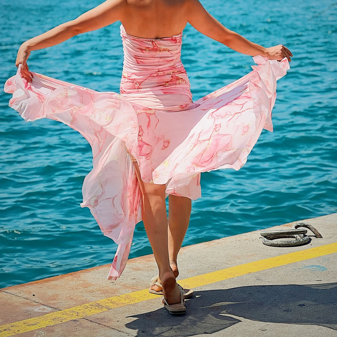 Lång rosa axelbandslös klänning