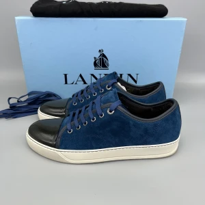 Lanvin Patent Cap Toe Blå | 40 - • Skorna är använda 1-2 gånger och i nyskick  • Storlek: 40 | UK6 (passar storlek 41)  • Färg: Blå  • Nypris i butik: 5000SEK  • Låda, dustbag & nya snören medföljer