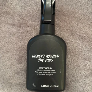Lush body mist - Hiwtk - Så god och söt body spray med doft av karamell och en twist av apelsin. Cirka 60% kvar