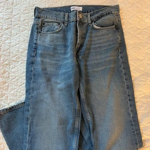 Blå raka jeans från Zara - Klassiska blå jeans från Zara med rak passform och fem fickor. Jeansen har medelhög midja och är tillverkade i slitstarkt denimtyg. Perfekta för en avslappnad och stilren look. Bara testade, som nya