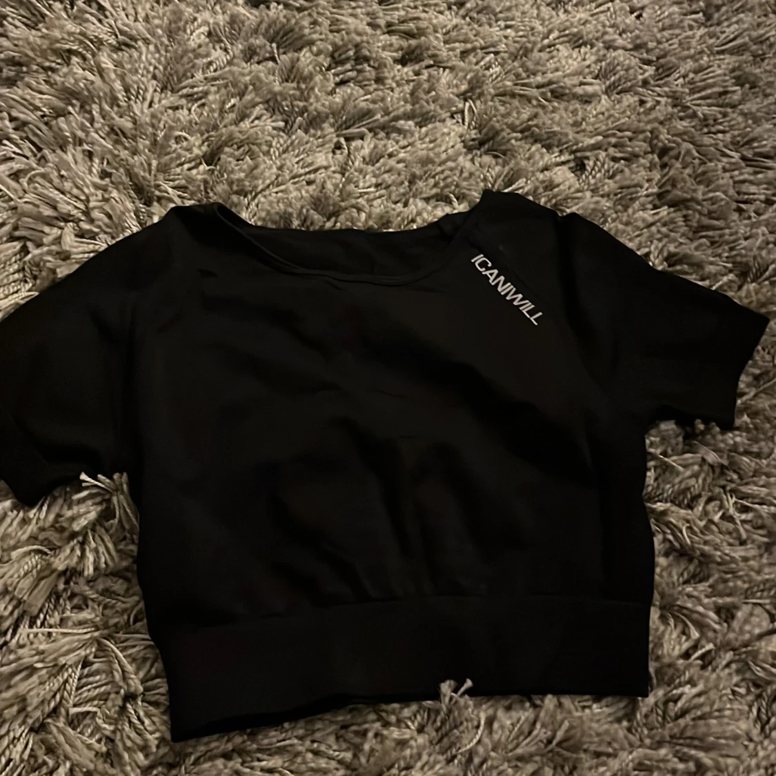Svart croppad topp från ICANIWILL
