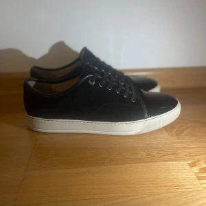 Lanvin cap toe - Ett par sjukt stiliga skor av välkända märket lanvin. Dessa passar till nästintill alla outfits. Tveka inte på att skriva vid funderingar eller ytligare frågor!