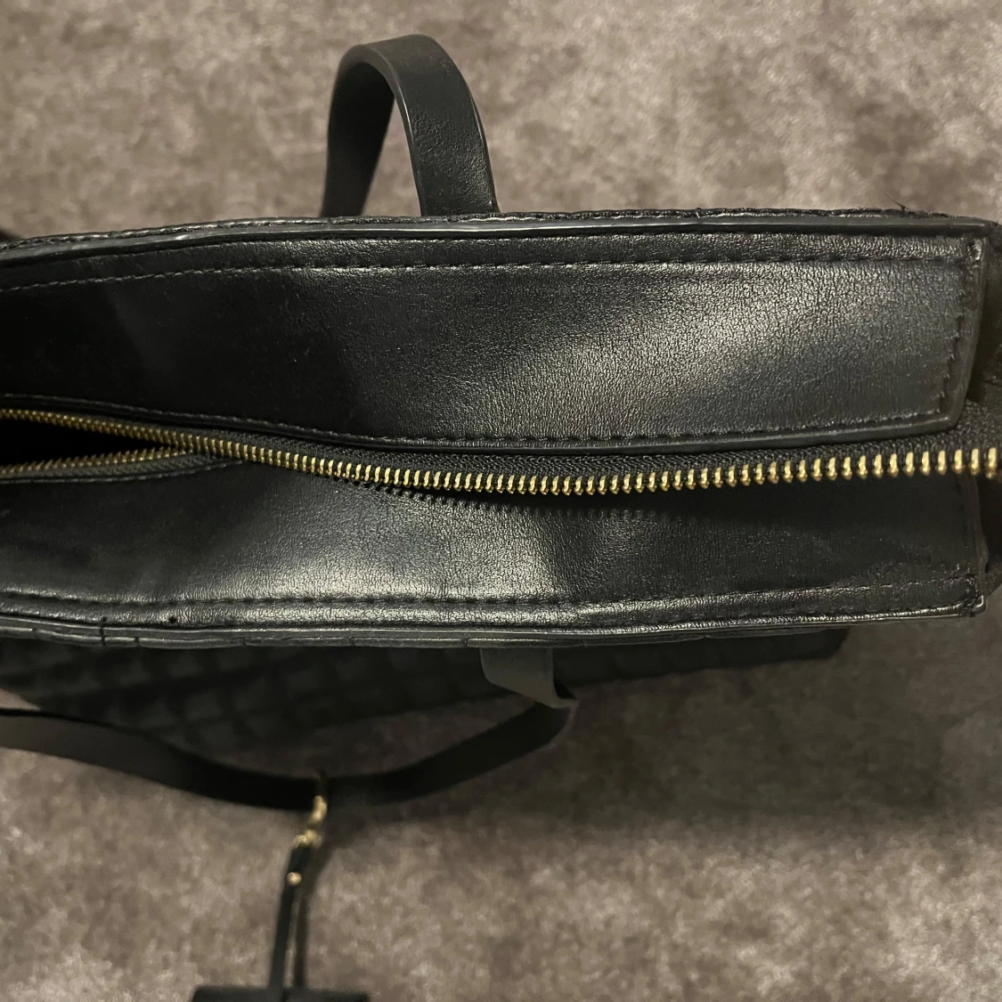 Svart quiltad axelväska i skinnimitation - 2