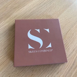 Skills Combined ansiktspalett - Snygg ansiktspalett från Skills Combined med tre olika nyanser: en varm brun bronzer, en rosig rouge och en champagnefärgad highlighter. Använd max 3 gånger och köpt för 495kr