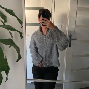 Stickad tröja - Aldrig använd, helt nyanvänd jag har bara testat den då jag inte hann göra en retur. Från asos, just nu slutsåld där. Har den i storlek S och L. Köpt för 389kr