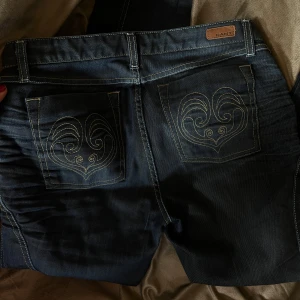 gant jeans  - så så fina gant jeans med broderade bakfickor! säljer då de tyvärr inte passade mig, näst intill oanvända!🩷