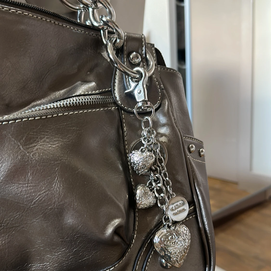 Brun axelväska med hjärtberlocker - 1