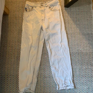 Vita 93 denims! -  Vita 93 Denims jeans. Köpte dem för ett år sedan för  1200 kr från junkyard. Storlek 30/32. Har ett litet hål nere på benet men det går nog att sy, skick 8/10, därav priset.