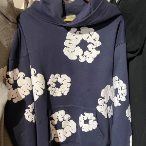 Denim tears hoodie  - Säljer denna fega demim tears hoodie i navy. Storlek M✅|| bra skick✅| köparen står för frakten✅| köp båda till ett är paketpris på 1000kr(hittar i min profil). Hör av er vid frågor!