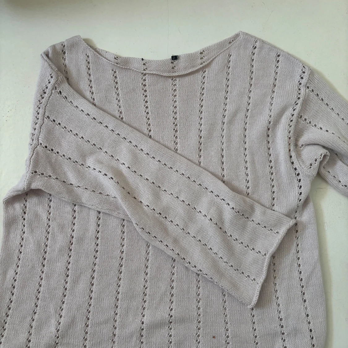 Ljusbeige stickad tröja med hålmönster
