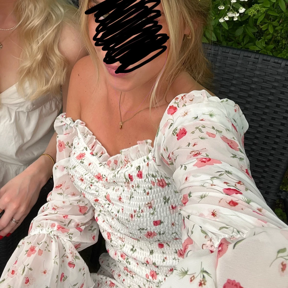 Vit blommig kortklänning med puffärm