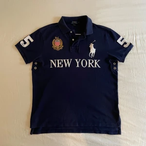 Polo ralph lauren chief keef vintage big pony big logo New york - Mycket bra skick.   Väldigt sällsynt.   En av de få äkta kvar på marknaden.  Skickar snabbt 📦‼️