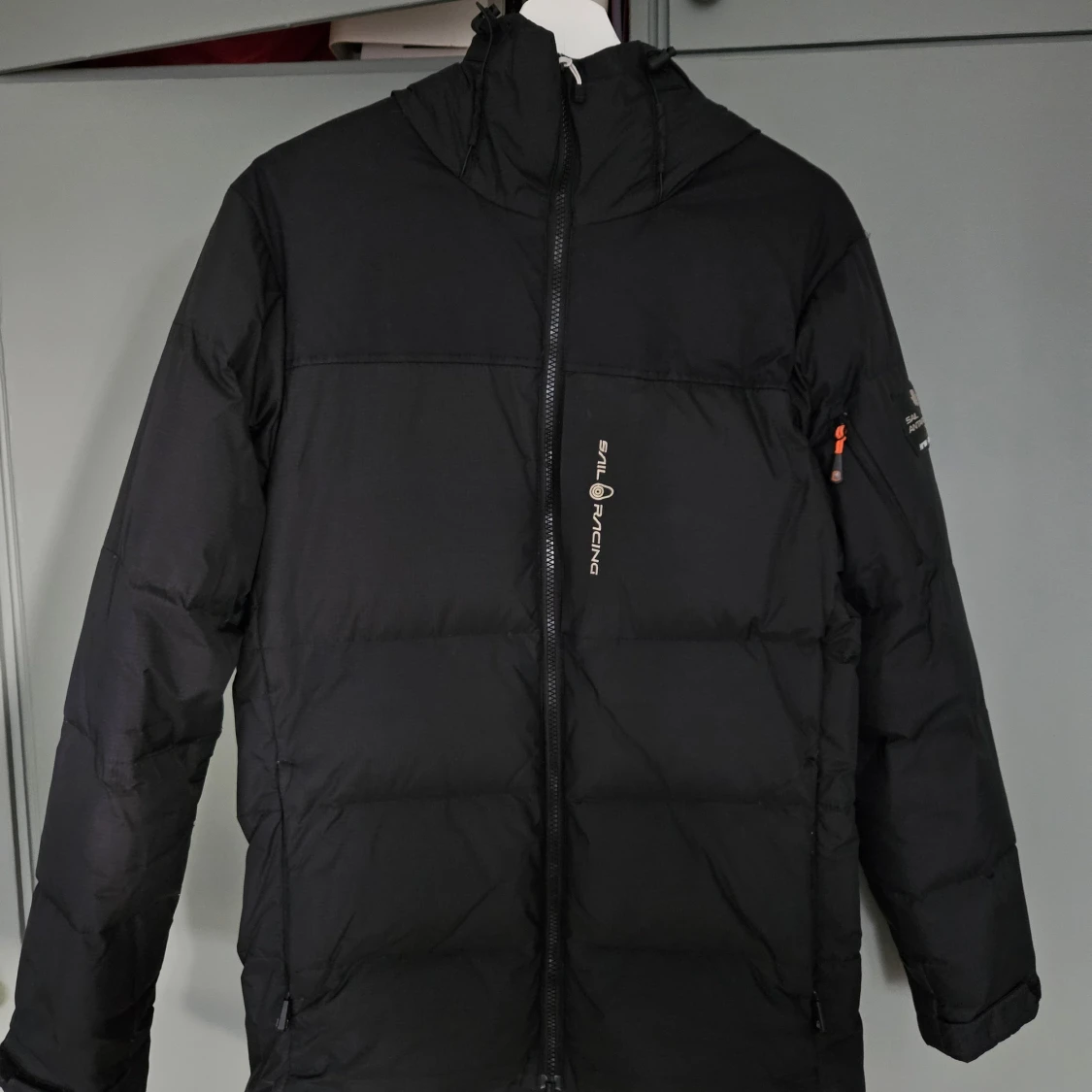 Svart dunjacka från Sail Racing S