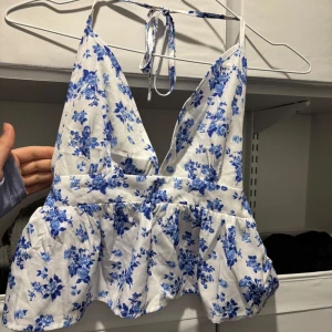 Blommig topp - Supersöt linnetopp🩵