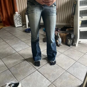 LTB bootcut jeans med slitna detaljer - Snygga blå bootcut jeans från LTB med slitna detaljer och broderade fickor. Säljer dessa skit snygga vintage ltb jeans. Dom är mina favorit jeans men har tyvärr blivit lite små nu..jag har satt en gummisnodd vid gylfen och knappen då dragkedjan har en tendens att åka ner ganska lätt ibland men gummisnodden håller nu upp den. Bakfickorna är också lite trasiga så om man har en telefon där kan den åka ur men går nog enkelt att ba sy något stygn. Midjemåttet: ca 35-36 cm. Innerbenslängd: ca 77,5 cm💗