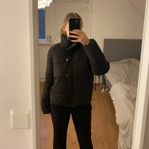 Jacka - Super bekväm jacka nu till höst och kallare tider🤎det finns både dragkedja och knappar att knäppa så långt upp man vill