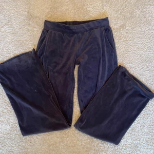 Mörklila mjukisbyxor från twilfit - Omsydda till low waist!!! Supermjuka och sköna mjukisbyxor från Twilfit Change i mörklila färg. Byxorna har en loose passform med breda ben och bekväm midja. Perfekta för chill hemma eller när du vill vara extra comfy. Materialet är mjukt och lent, vilket gör dem riktigt mysiga.