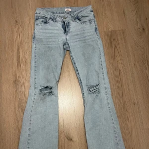 Jeans - Nelly jeans i storlek 36. Sytt upp dem så passar för 165 cm