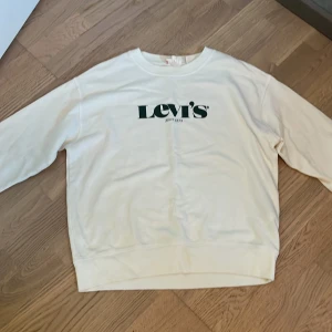 Vit sweatshirt från Levi's - Unisex sweatshirt i storlek Xs. Den är i bra skick. Inga synliga defekter. 