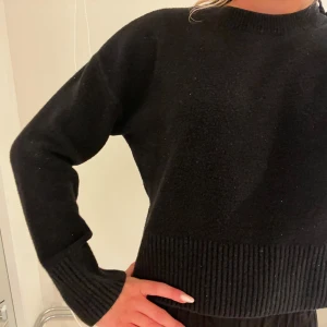 Stickad tröja från other stories  - Svart stickad tröja från other stories. Lite nopprig men absolut ingenting man tänker på❤️