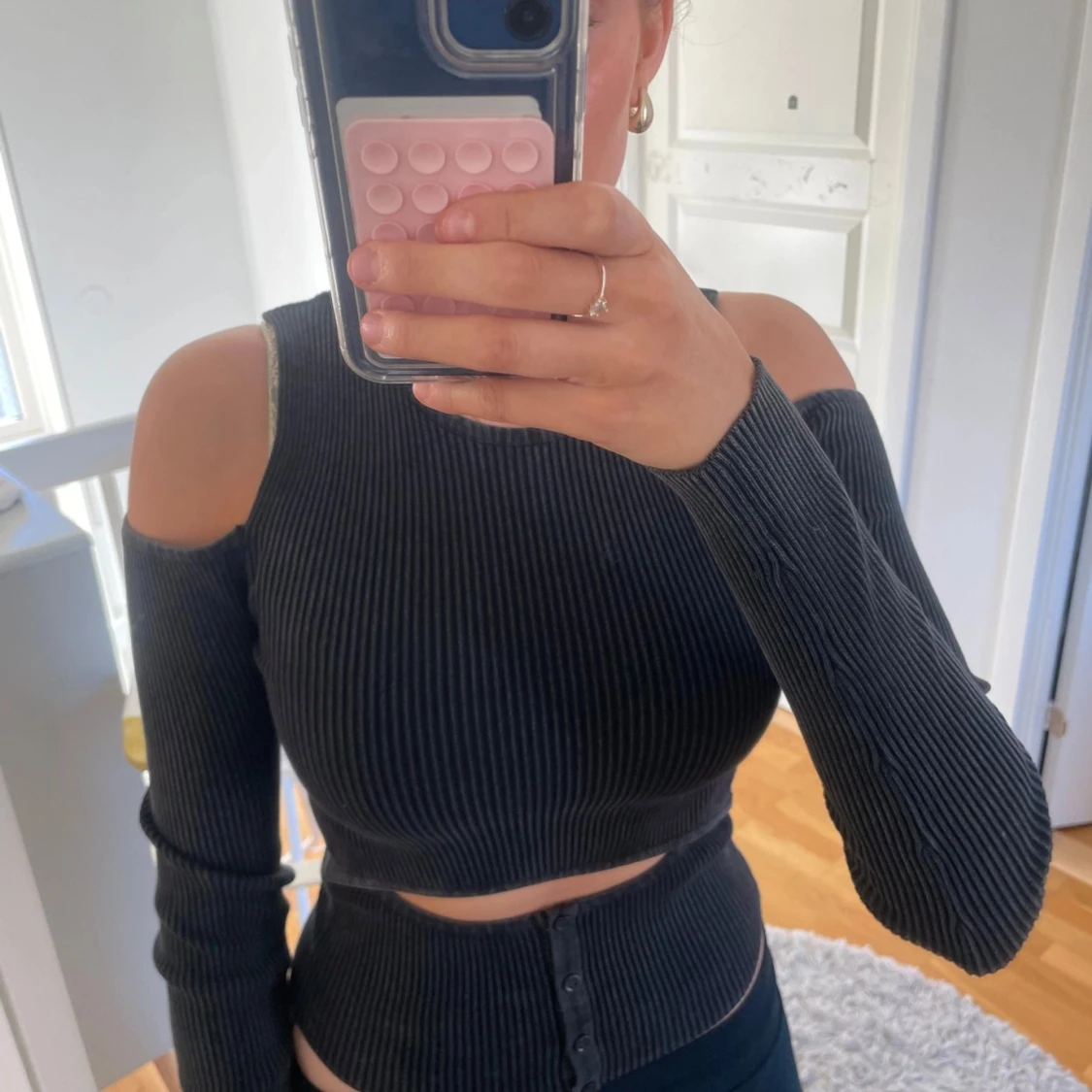 Svart ribbad offshoulder topp