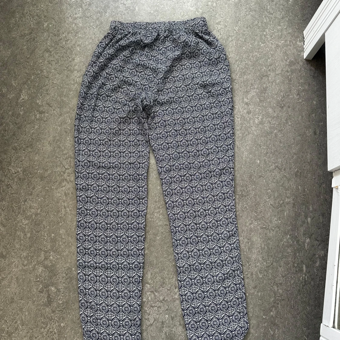 Mönstrade byxor från BikBok - 1