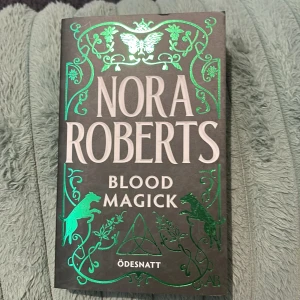 Blood Magick: Ödesnatt - Upptäck den magiska och romantiska avslutningen på Släkten O'Dwyer-trilogin! Kärlek, vänskap och mystik bland häxor och mörka krafter. Perfekt för dig som gillar spänning, magi och starka känslor. En bok som trollbinder och berör unga vuxna.